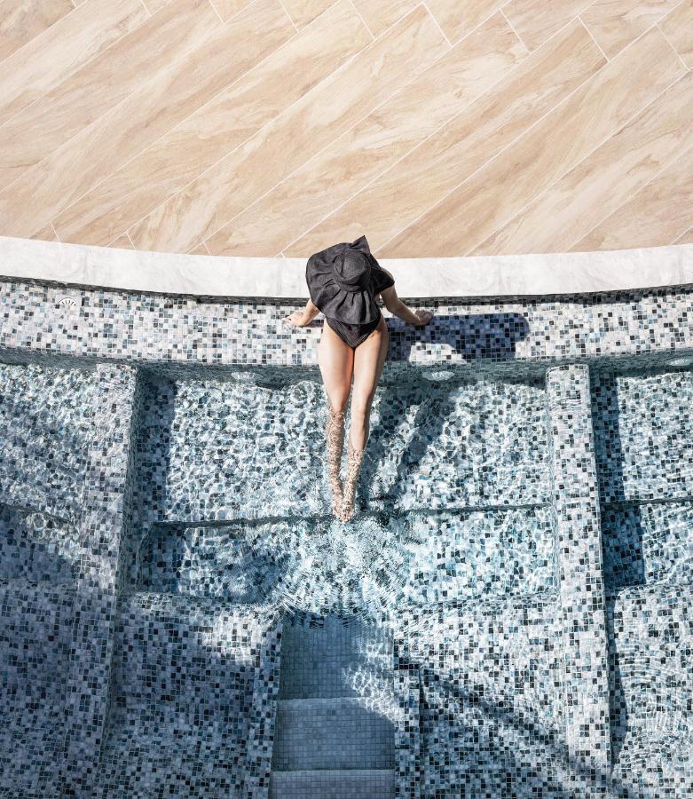 Nautilux Rethymno By Mage Hotels Экстерьер фото A woman in a swimming pool