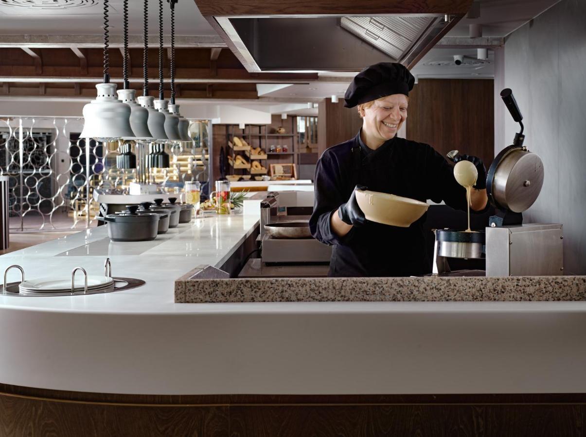 Nautilux Rethymno By Mage Hotels Экстерьер фото A chef at work