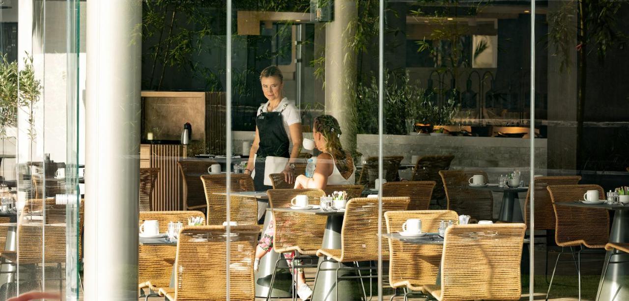 Nautilux Rethymno By Mage Hotels Экстерьер фото A waitress clearing a table